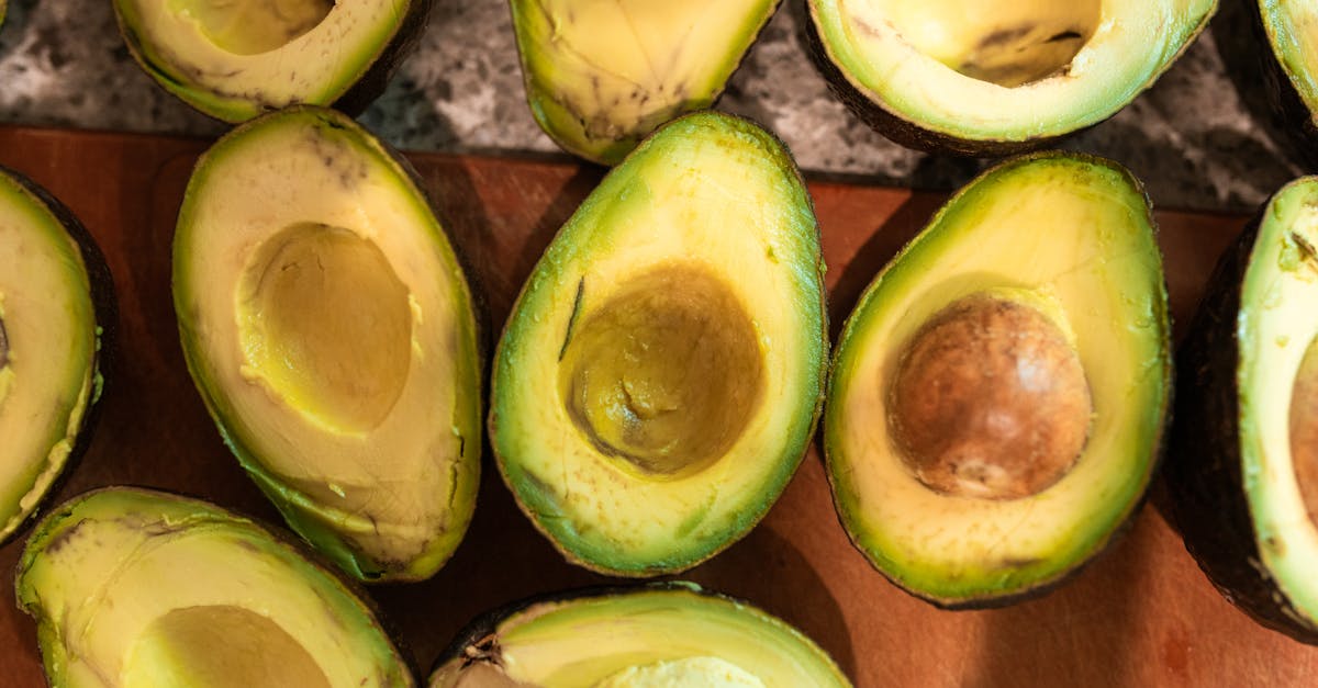 découvrez comment cultiver des avocats avec succès, des conseils pour planter, entretenir et récolter des avocatiers chez vous.