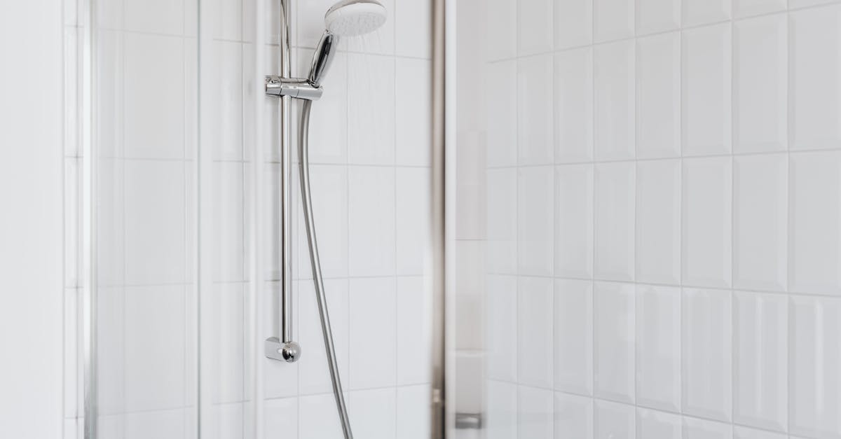 nettoyez votre douche sans effort grâce à nos astuces et produits efficaces pour un espace propre et éclatant facilement.