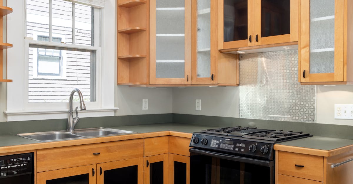 découvrez nos astuces efficaces pour nettoyer la vitre de votre four facilement et retrouver une surface étincelante sans effort.