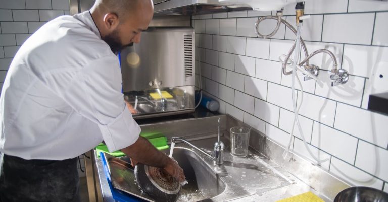 nettoyant pour lave-vaisselle efficace pour éliminer les résidus, graisses et mauvaises odeurs, assurant un appareil propre et performant.