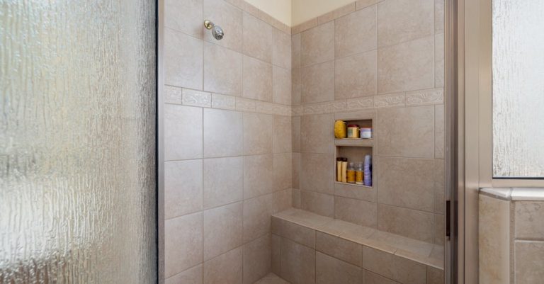 découvrez nos conseils pratiques pour nettoyer efficacement votre cabine de douche à l'italienne et garder votre salle de bain impeccable.