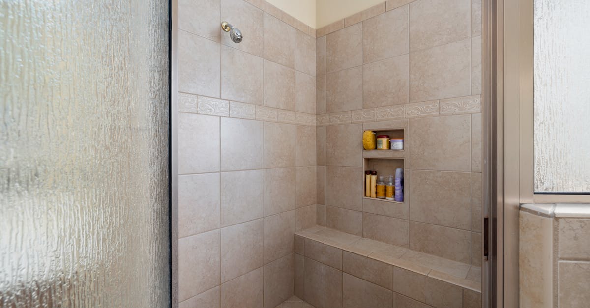 découvrez nos conseils pratiques pour nettoyer efficacement votre cabine de douche à l'italienne et garder votre salle de bain impeccable.