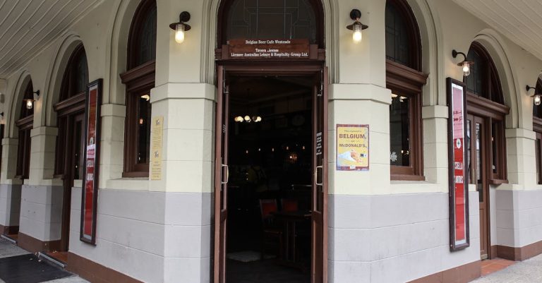 découvrez notre vestibule d'entrée extérieur, conçu pour offrir une transition élégante et fonctionnelle entre l'extérieur et l'intérieur de votre bâtiment.