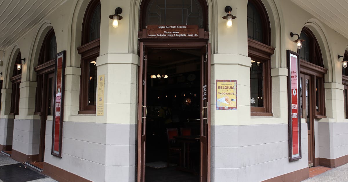 découvrez notre vestibule d'entrée extérieur, conçu pour offrir une transition élégante et fonctionnelle entre l'extérieur et l'intérieur de votre bâtiment.