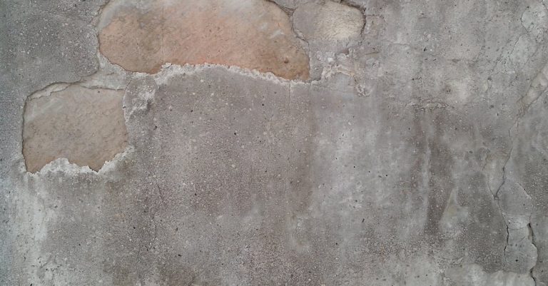 obtenez une finition en béton apparent parfaitement réussie pour un rendu esthétique et moderne, alliant durabilité et élégance.
