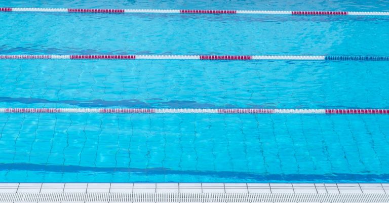 découvrez comment optimiser la distance entre votre pompe de piscine et le bassin pour garantir une circulation efficace et économiser de l'énergie.
