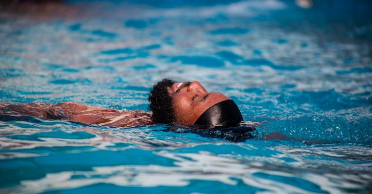 découvrez les précautions à prendre pour nager en toute sécurité après un traitement au choc de chlore dans la piscine, et comment protéger votre peau et vos yeux.