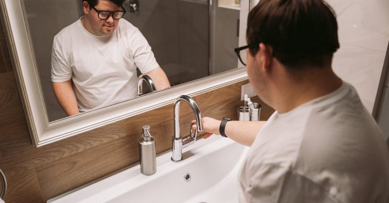 découvrez les causes courantes des problèmes de débit d'eau dans les toilettes et apprenez comment les résoudre rapidement pour un fonctionnement optimal.