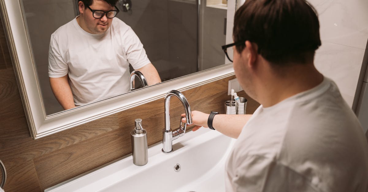 découvrez les causes courantes des problèmes de débit d'eau dans les toilettes et apprenez comment les résoudre rapidement pour un fonctionnement optimal.