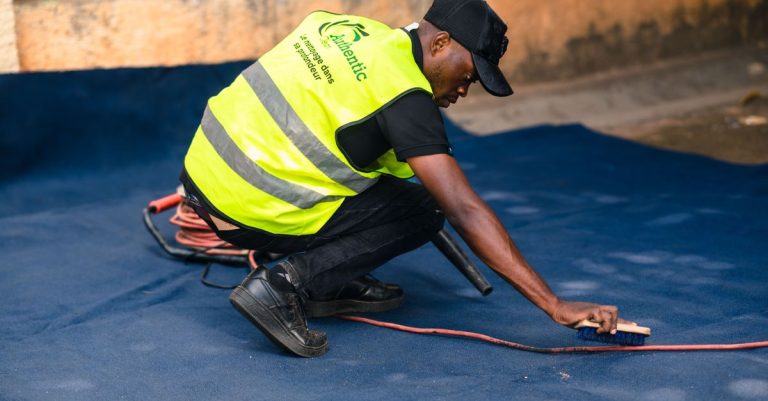 service professionnel de nettoyage de tapis pour un intérieur propre et sain. éliminez les taches, la poussière et les allergènes efficacement.