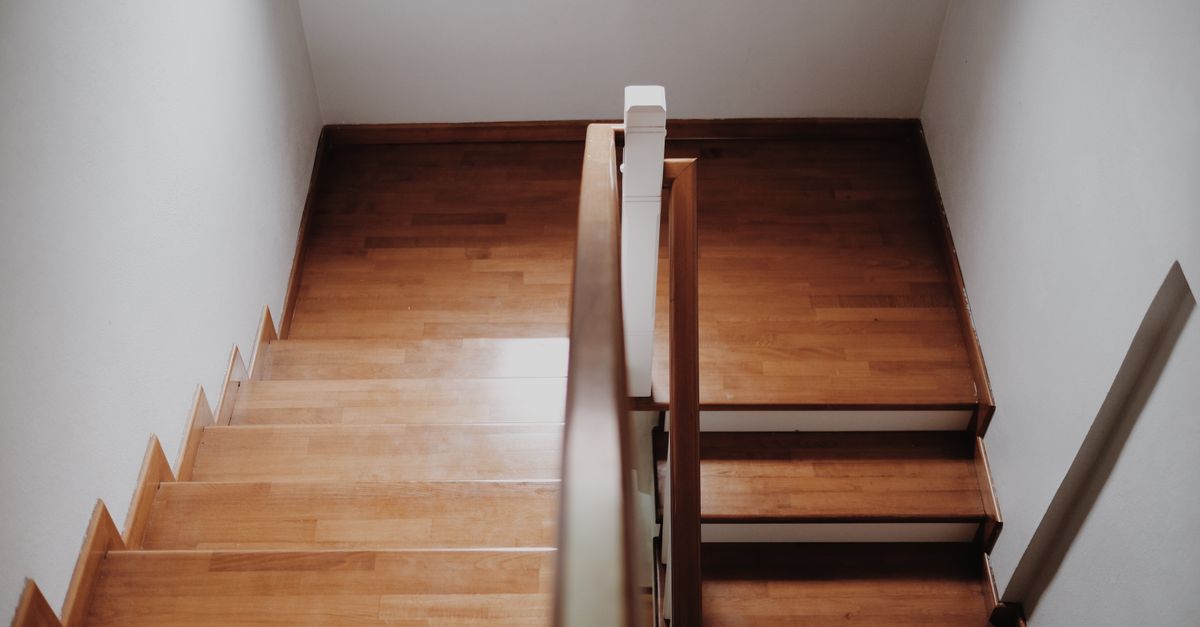 transformez votre escalier en bois industriel avec nos idées de rénovation modernes et élégantes pour un intérieur unique et chaleureux.