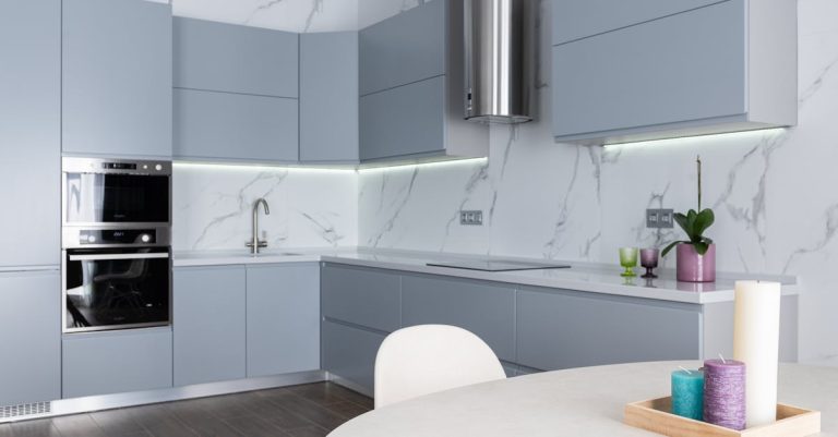découvrez notre revêtement de plan de travail en stratifié, une solution élégante et résistante pour moderniser votre cuisine facilement.