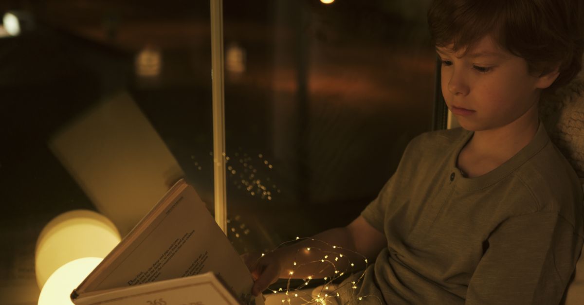 un coin lecture confortable et chaleureux, parfait pour se détendre avec un bon livre dans une ambiance cosy.