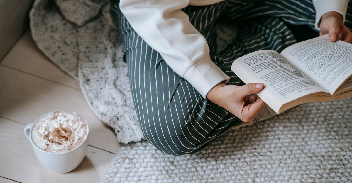 découvrez comment aménager un coin lecture cosy et confortable, idéal pour se détendre avec un bon livre dans une ambiance chaleureuse.
