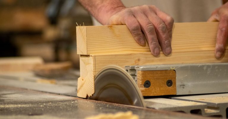 découvrez notre moulure d'angle de qualité, parfaite pour des finitions précises et élégantes dans vos projets de décoration intérieure.