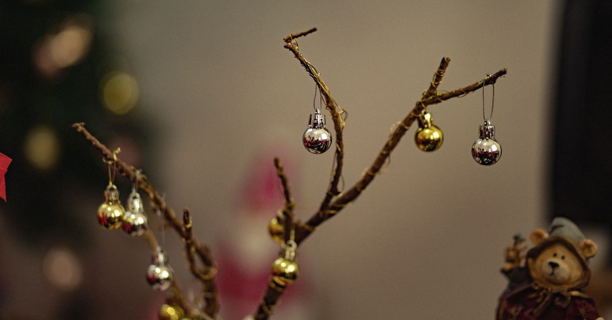 découvrez comment fabriquer votre propre sapin de noël diy avec des matériaux simples et créatifs pour une décoration unique et personnalisée.