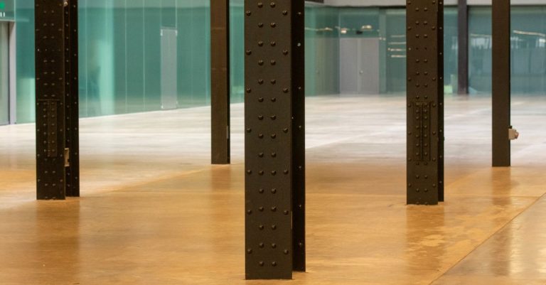 découvrez l'épaisseur idéale pour la chape de sol afin d'assurer une finition durable, stable et conforme aux normes de construction.