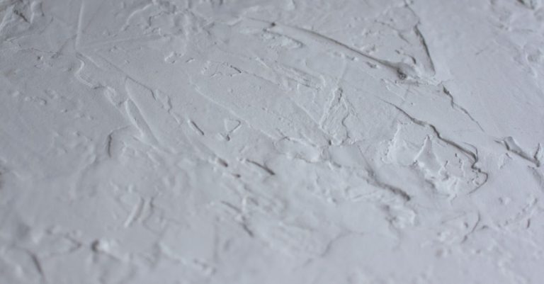 découvrez des techniques professionnelles pour appliquer de la peinture sur du plâtre gratté et obtenir une finition parfaite et durable.