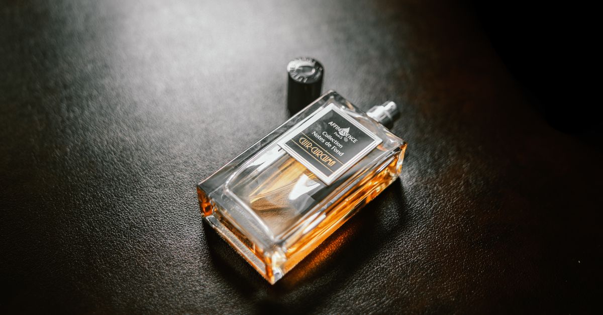 découvrez des astuces efficaces pour éliminer les taches de parfum rapidement et facilement, afin de garder vos vêtements impeccables.