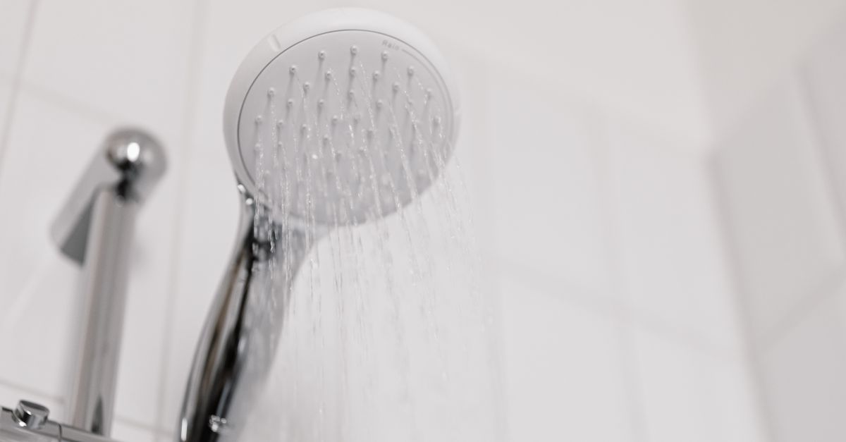 Comment nettoyer votre douche sans frotter pour un résultat impeccable 2 découvrez nos astuces efficaces et rapides pour un nettoyage impeccable de votre douche, éliminant calcaire, moisissures et résidus pour une salle de bain toujours propre et fraîche.