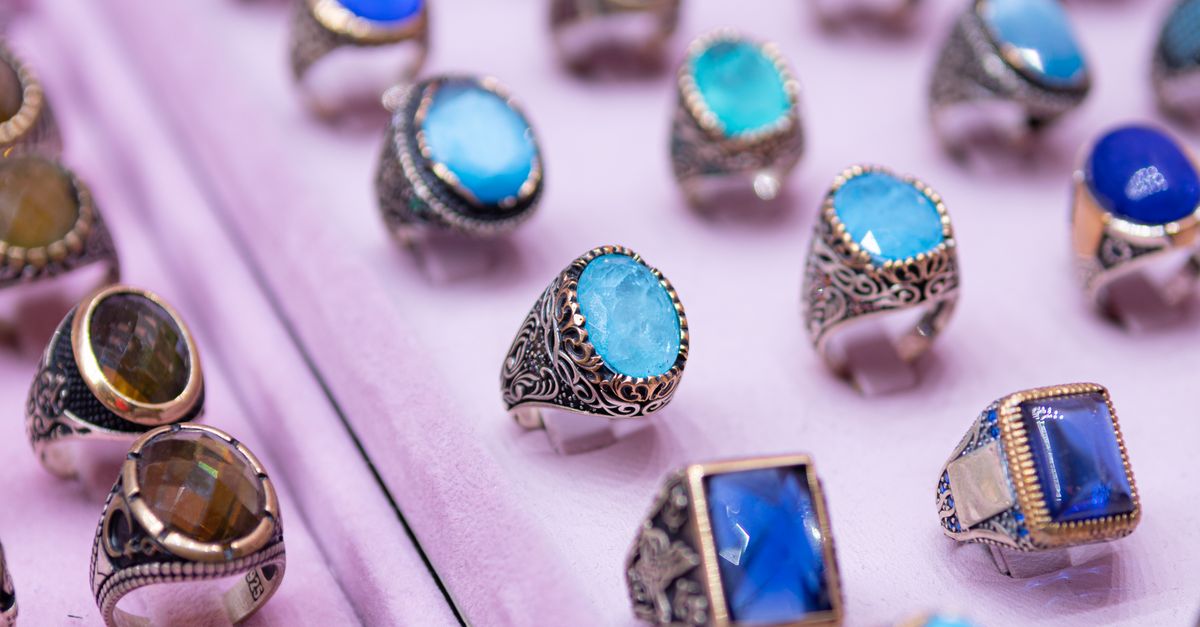 Que nettoyer avec la pierre d'argent pour une maison éclatante 2 service professionnel de nettoyage de pierres précieuses en argent pour redonner éclat et beauté à vos bijoux.