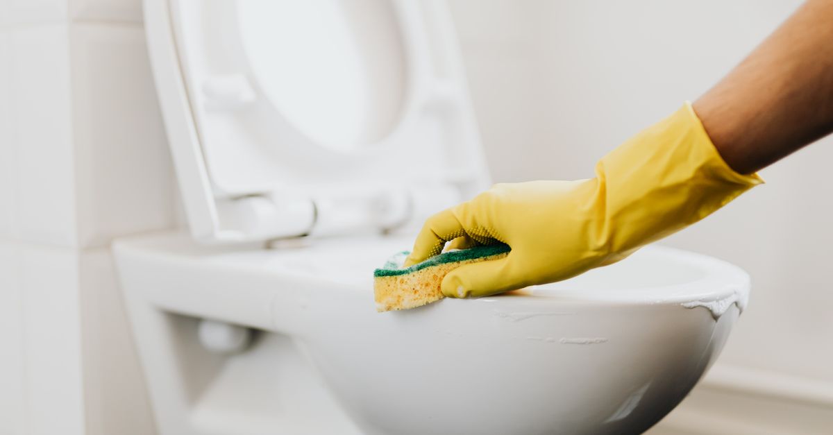 découvrez des méthodes efficaces pour déboucher vos toilettes rapidement et facilement, sans endommager votre plomberie.