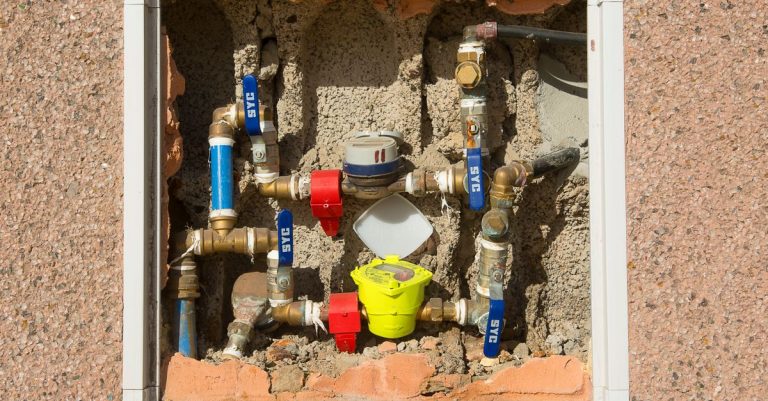 découvrez la réglementation sur les compteurs d'eau et assurez une gestion efficace de votre consommation d'eau conformément aux normes en vigueur.
