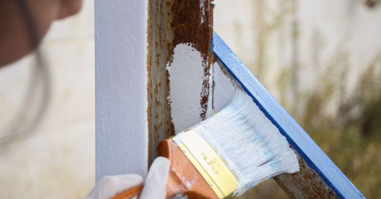 découvrez des conseils pratiques pour la peinture sur bois, incluant les meilleures techniques, les outils recommandés et les astuces pour un rendu durable et esthétique.