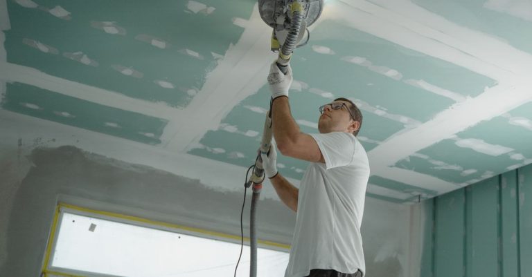 service professionnel de peinture de cloisons sèches pour un rendu lisse et impeccable. donnez un nouveau look à vos murs avec notre expertise en peinture de drywall.