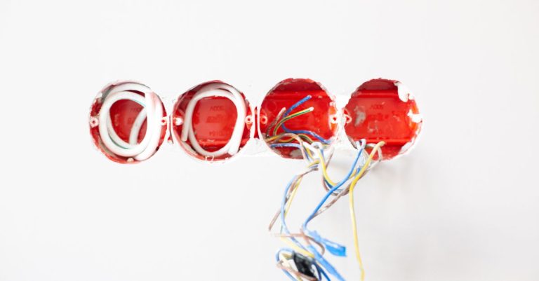 découvrez le calendrier idéal pour l'installation électrique, avec des conseils pour planifier vos travaux en toute sécurité et efficacité.
