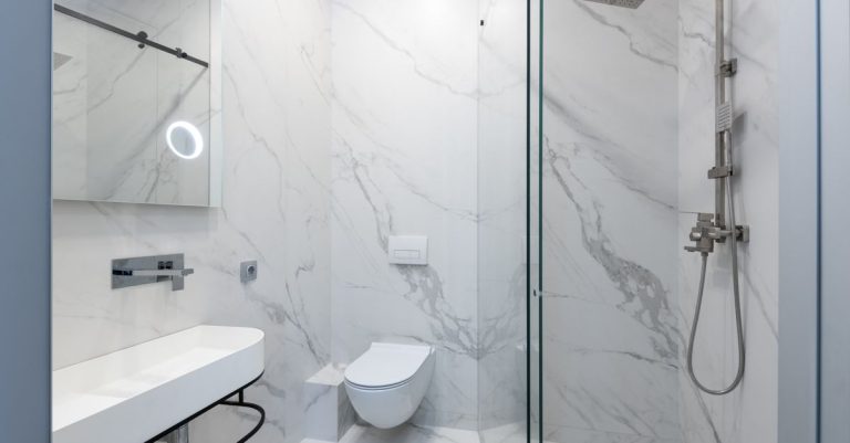 découvrez comment déterminer la hauteur idéale du drain de toilette pour une installation optimale et éviter les problèmes de plomberie.
