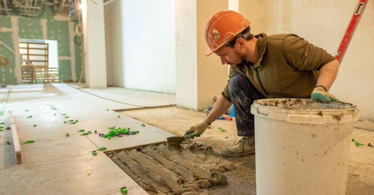 découvrez le dosage idéal pour une chape maigre, les proportions de ciment et de sable, ainsi que les conseils pour obtenir un mélange homogène et résistant.