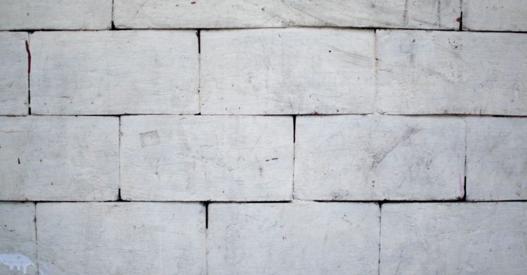 découvrez le bon dosage de mortier pour poser des blocs de béton, avec les proportions de ciment, de sable et d’eau à respecter.