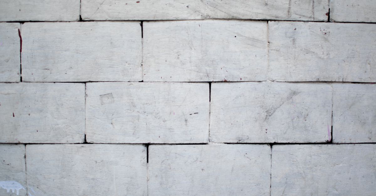 découvrez le bon dosage de mortier pour poser des blocs de béton, avec les proportions de ciment, de sable et d’eau à respecter.